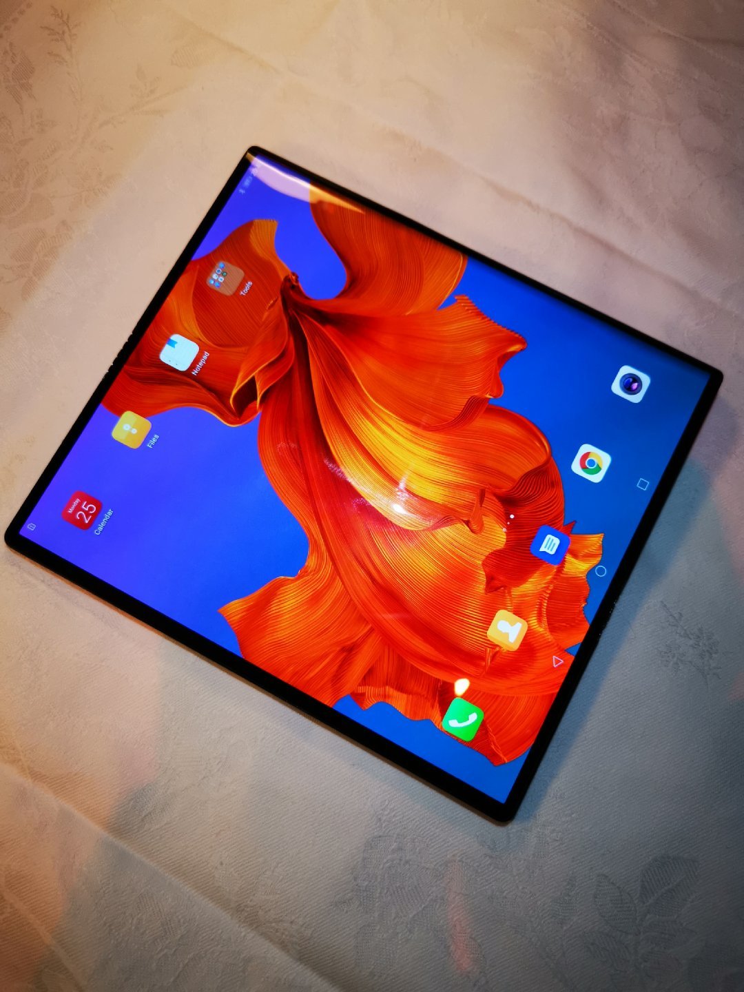 华为P30发布前夕,Mate X 5G折叠屏手机近距离现场实拍图赏