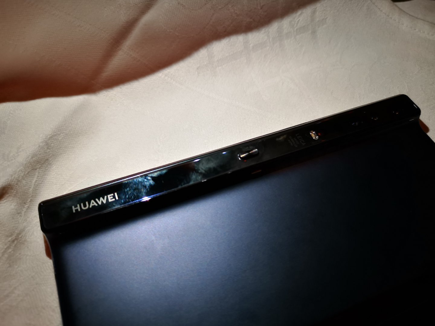 华为P30发布前夕,Mate X 5G折叠屏手机近距离现场实拍图赏