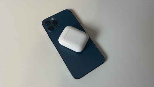 苹果申请反向无线充电专利，未来 iPhone 可为 AirPods 充电