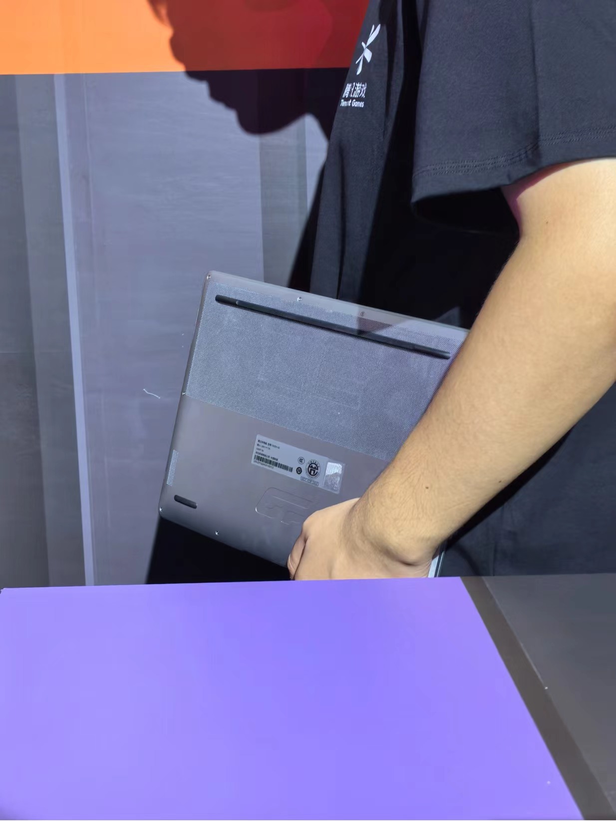 华为游戏本闪现 ChinaJoy2024：疑似命名 GT，外观带 LOGO 灯