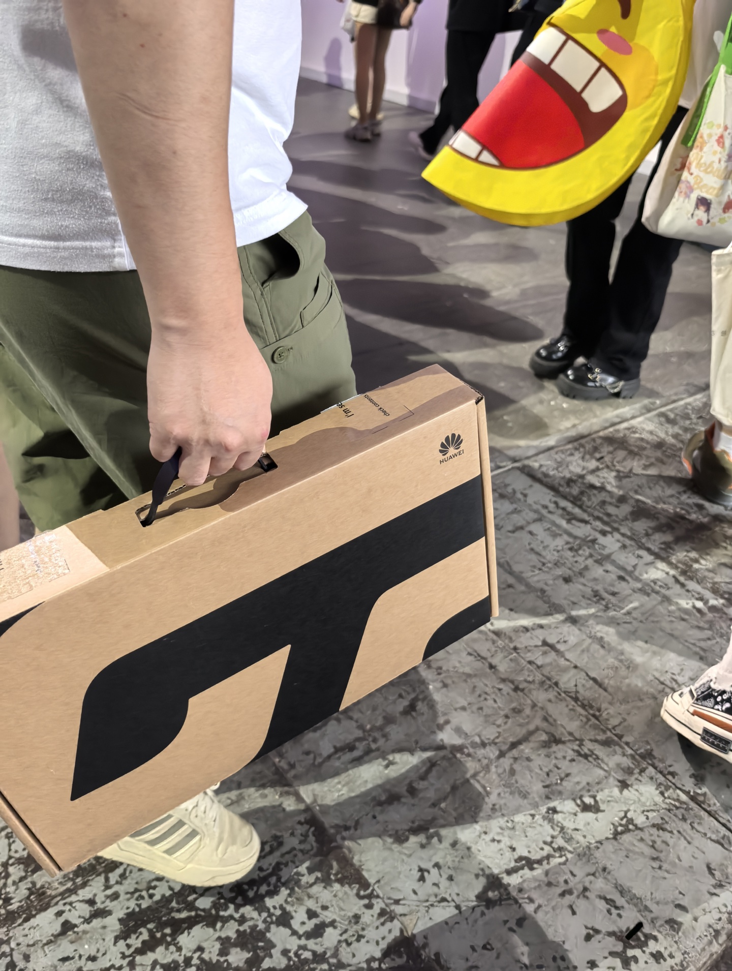 华为游戏本闪现 ChinaJoy2024：疑似命名 GT，外观带 LOGO 灯